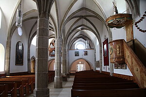 Thaya, Pfarrkirche hll. Petrus und Paulus, im Kern romanische Chorturmkirche,  zu spätgot. Halle ausgebaut